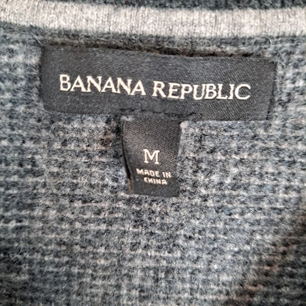 Banana Republic refined neck